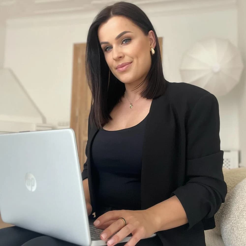 Patrycja Sęk, właścicielka Partner for Beauty, przy laptopie